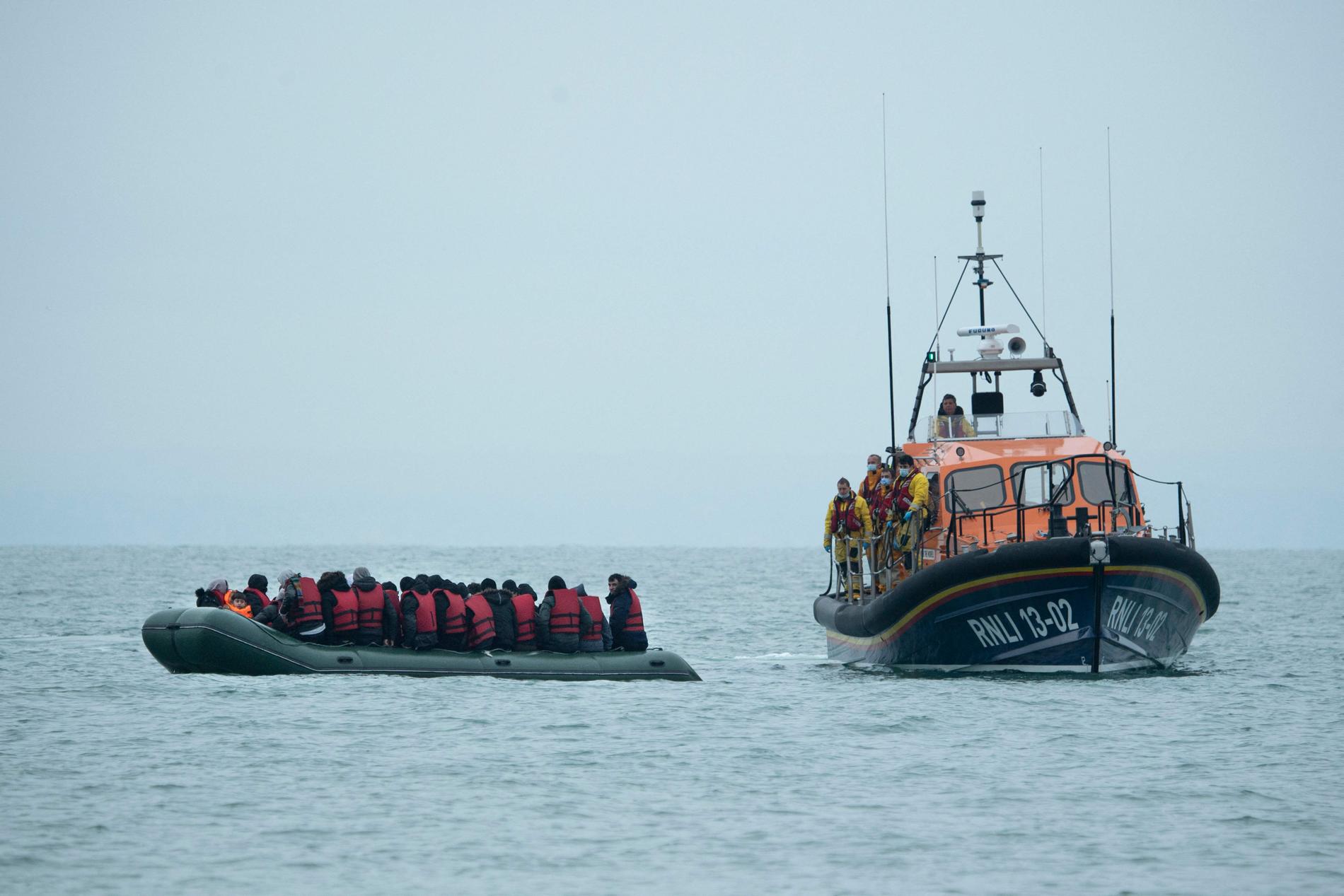 Minst 31 migranter har drunknat i Engelska kanalen. På bilden räddas migranter som på onsdagen försökte ta sig över till Storbritannien.
