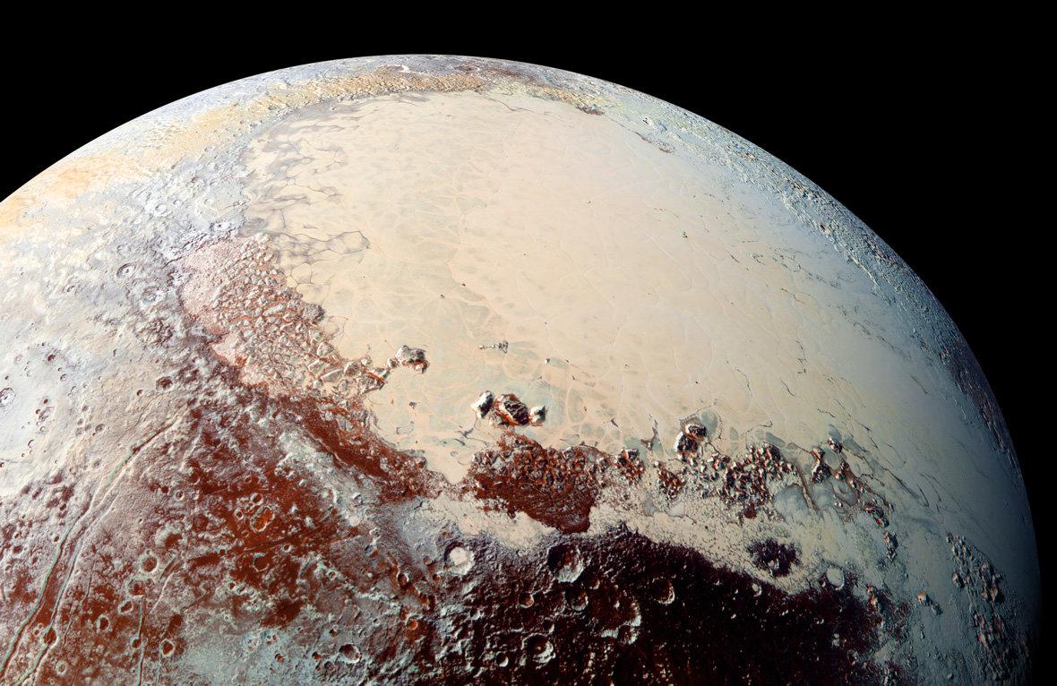 De nya objekten hittades långt bortanför dvärgplaneten Pluto. På bilden syns Pluto så som den såg ut när rymdsonden New Horizons passerade den i augusti förra året.