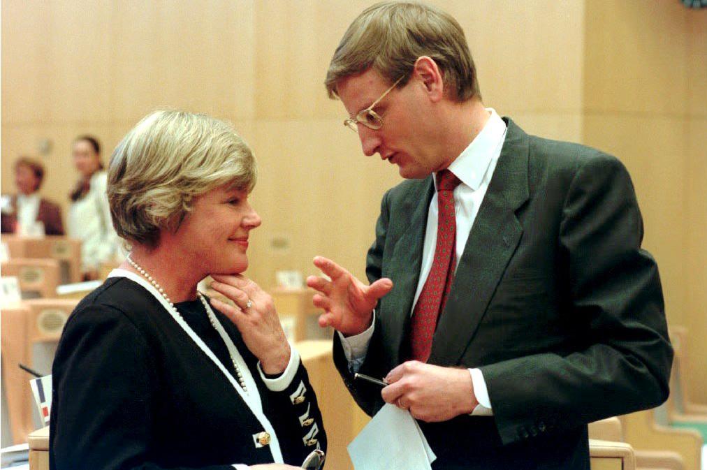 Elisabeth Rehn och dåvarande statsminister Carl Bildt, 1994.