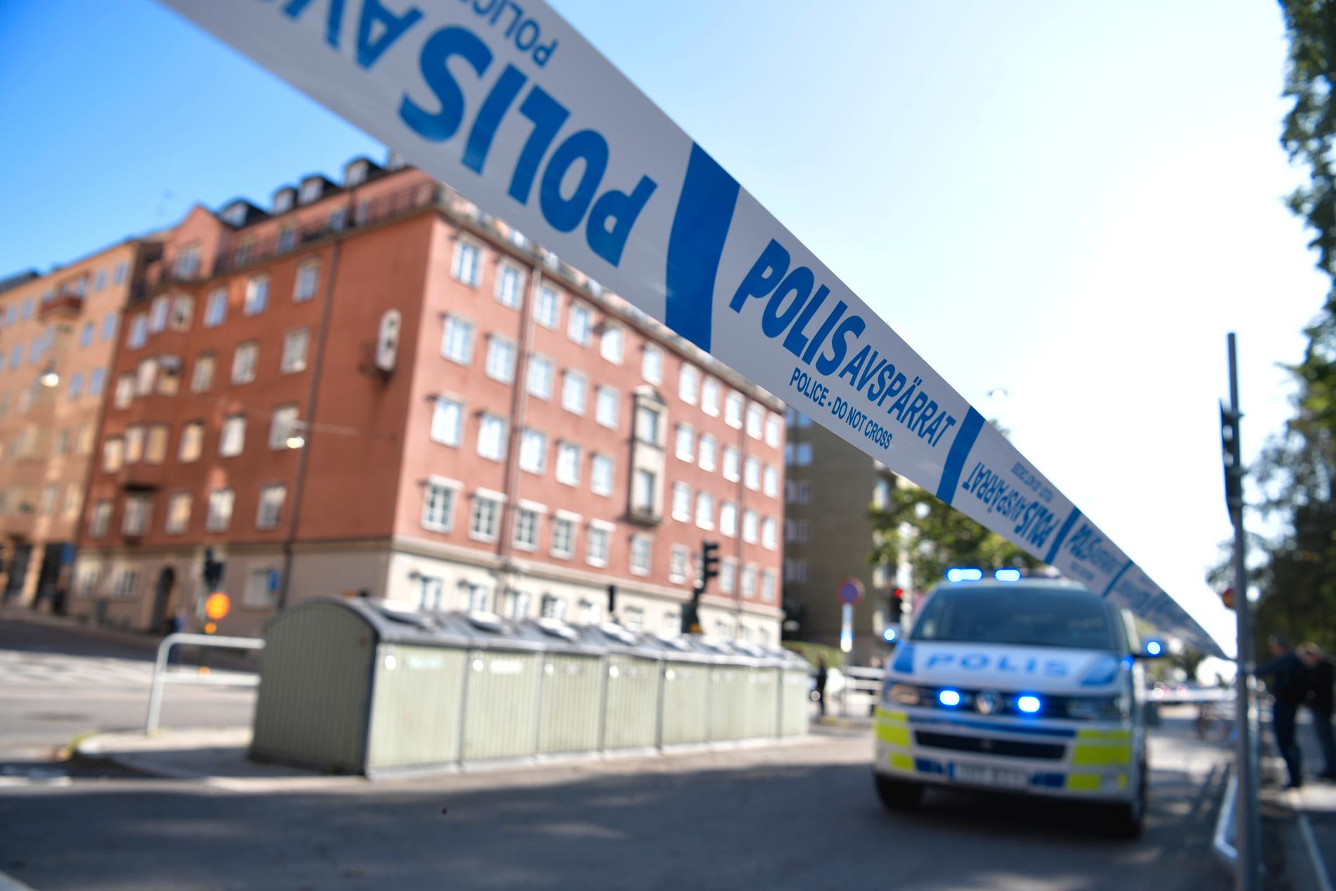 Polisavspärrningar på Norr Mälarstrand på Kungsholmen i Stockholm på fredagen.