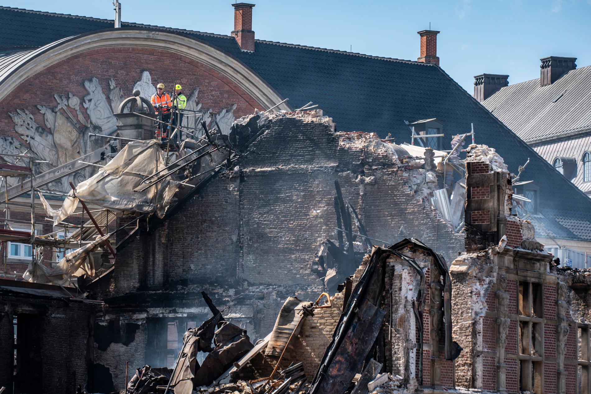 Stora delar av Børsen i Köpenhamn förstördes i en brand i tisdags.