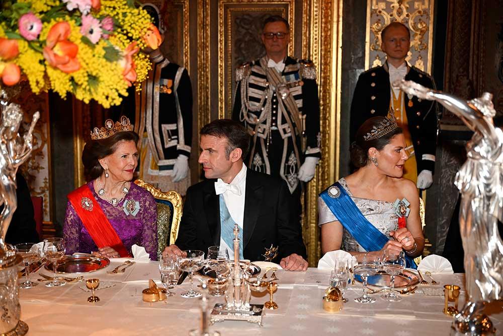 President Macron hade drottning Silvia som bordsdam och kronprinsessan Victoria på sin andra sida. 