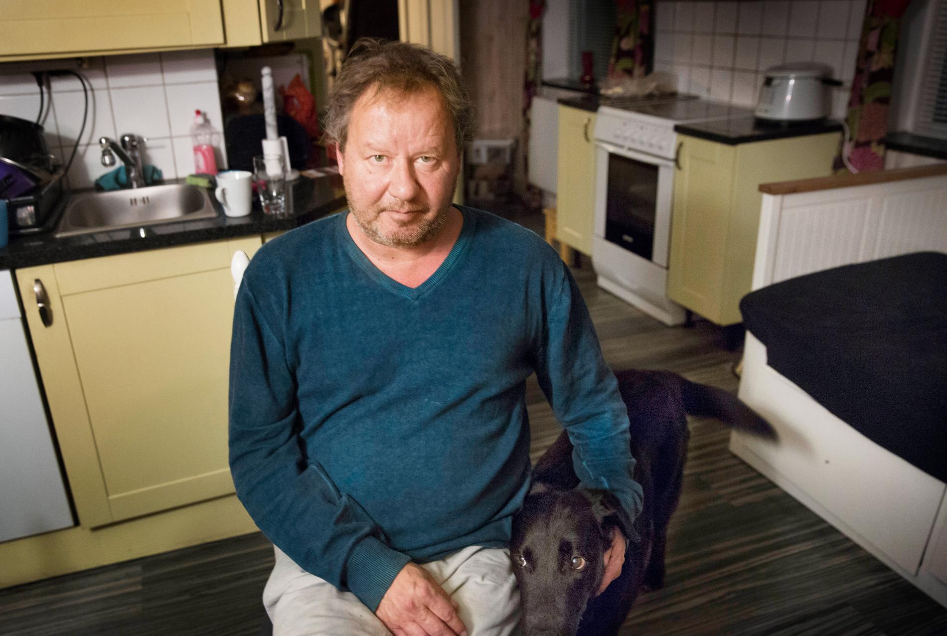 Thomas Hansson bor i huset precis bredvid mordplatsen. Han såg offret ligga på marken när han var ute och rastade sina hundar.