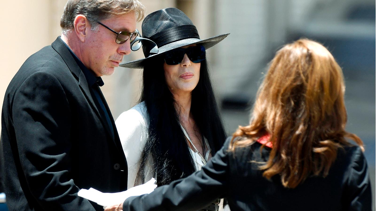 Cher anländer till minnesstunden för Gregg Allman.