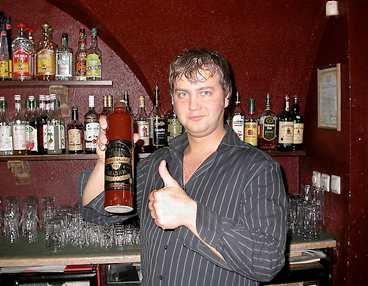 Bartendern på Balzams bar i Riga frestar med den lokala spritsorten Rigas Balsam.