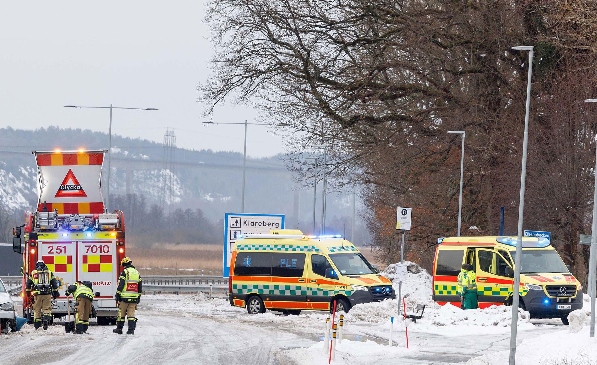 Räddningstjänst och ambulanser på plats efter en olycka i Göteborgsområdet. 