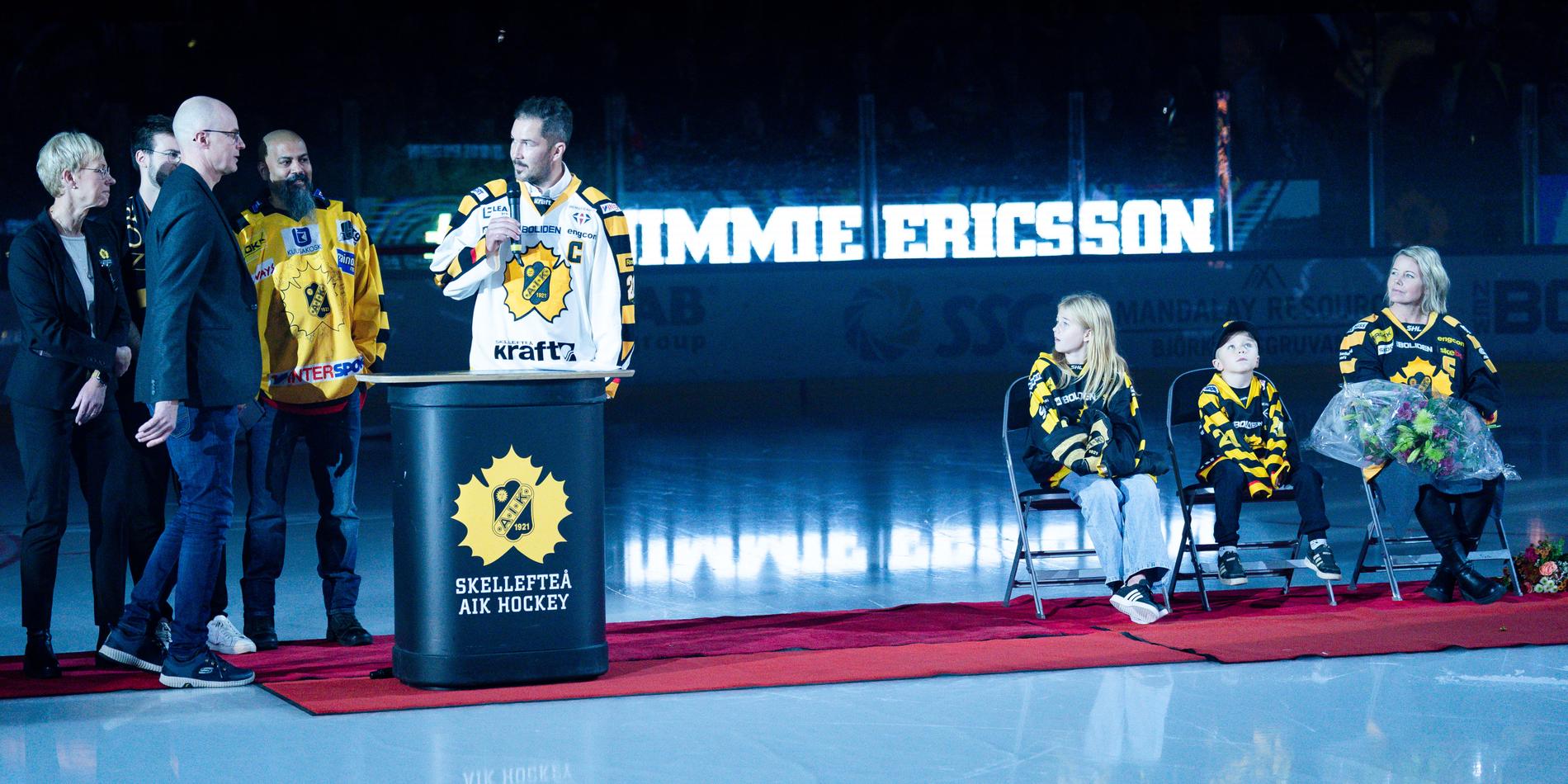 Jimmie Ericsson med familj under Skellefteå AIK:s hyllningsceremoni under hemmapremiären den 17 september. 
