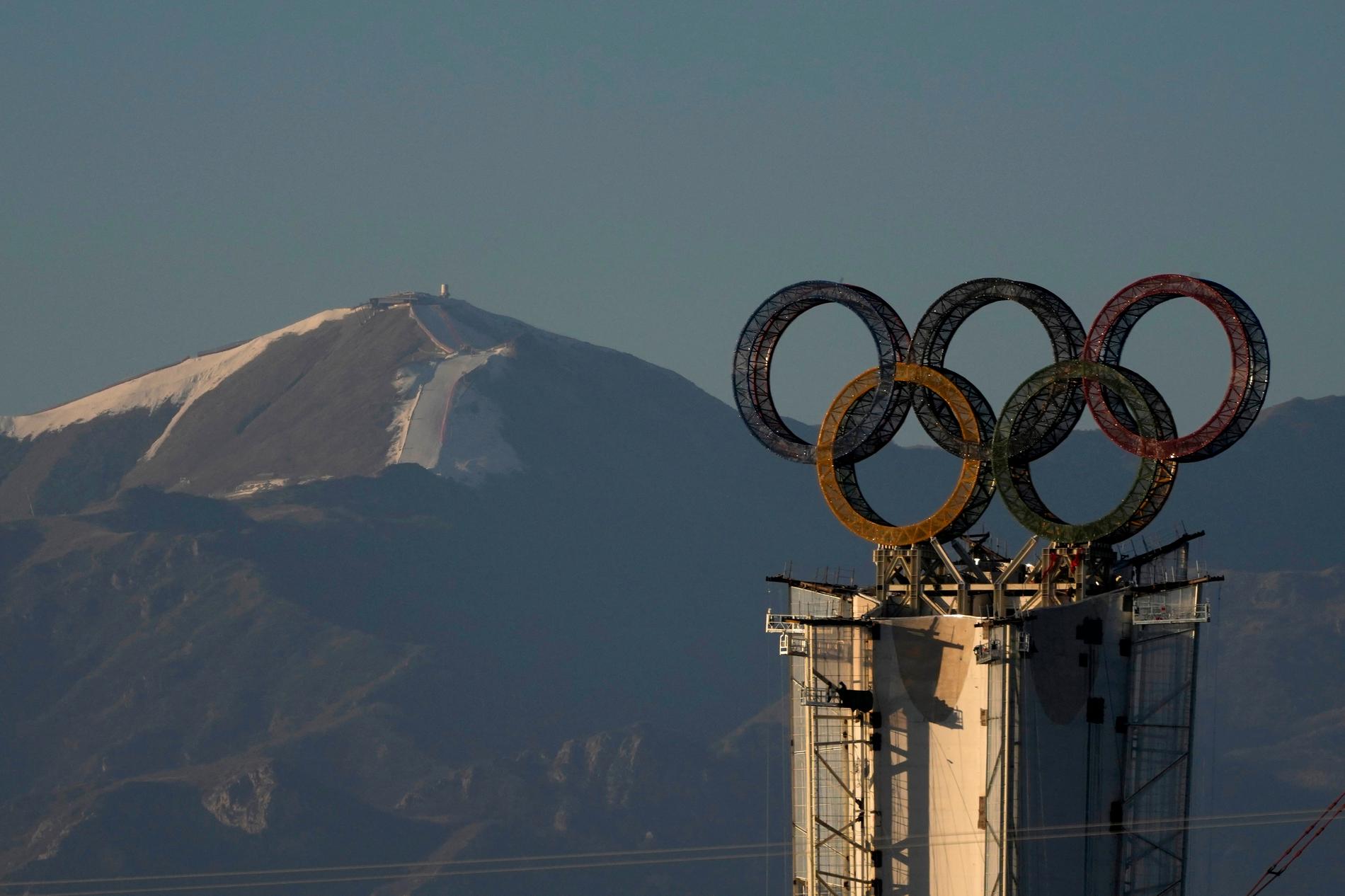 De olympiska ringarna, framför en skidort i utkanten av Peking där OS invigs den 4 februari.