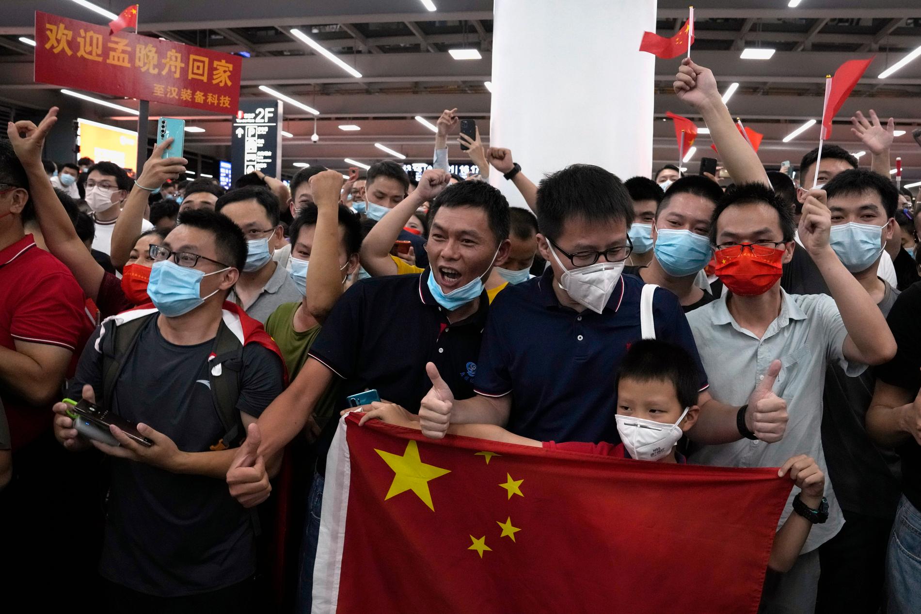 På flygplatsen i Shenzen väntade röda mattan och en välkomstkommitté på att Huaweichefen Meng Wanzhou skulle landa på kinesisk mark.