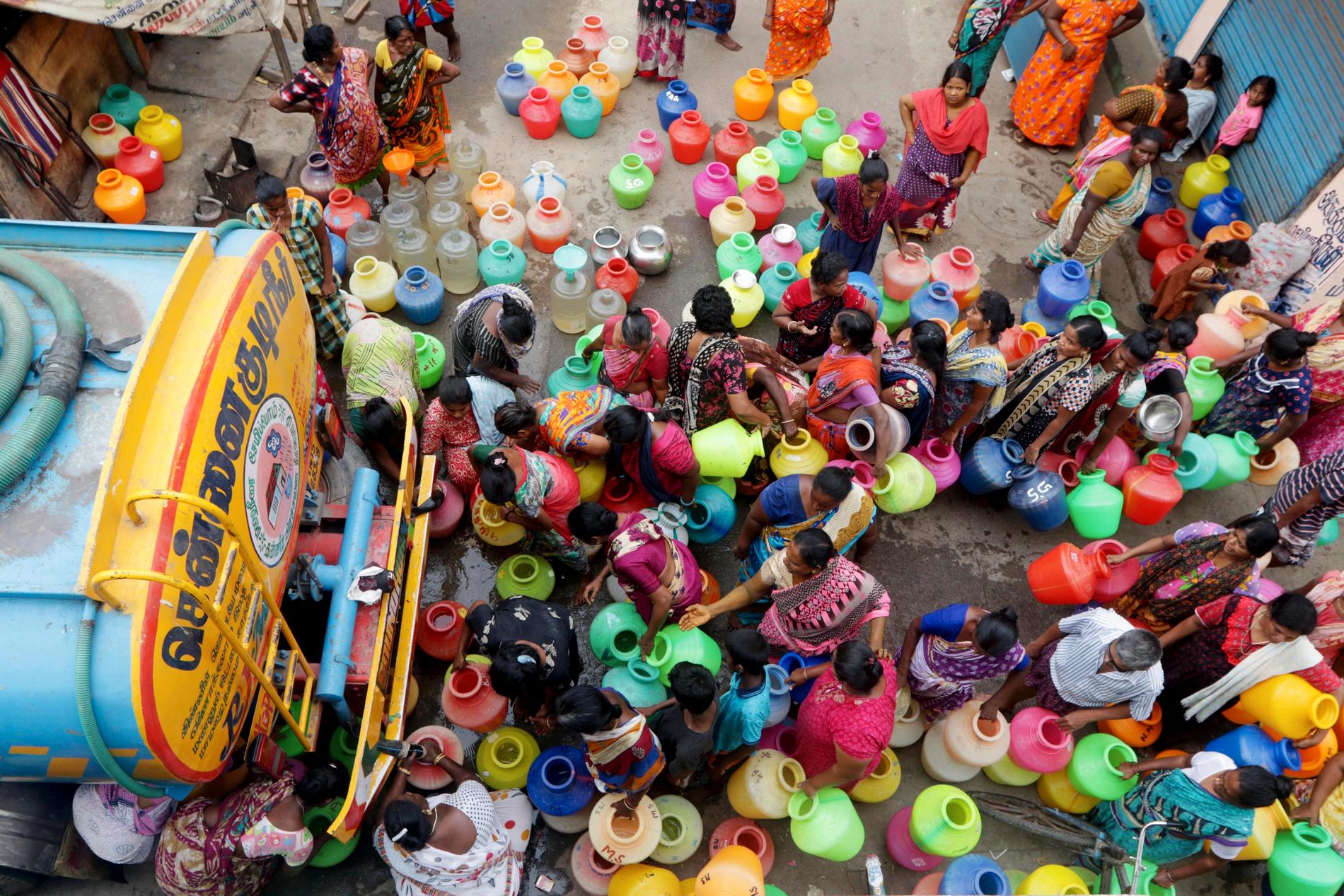 Utdelning av vatten från en tankbil i Chennai (Madras) i sydöstra Indien. Miljoner människor är beroende av vattendistributionen när kranarna har sinat.