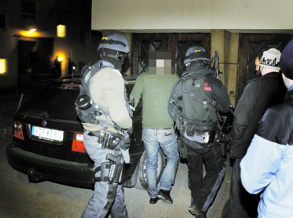 HÄR SLUTAR JAKTEN Vid 20.30-tiden greps den misstänkte gärningsmannen i sin bostad av tungt beväpnade poliser.