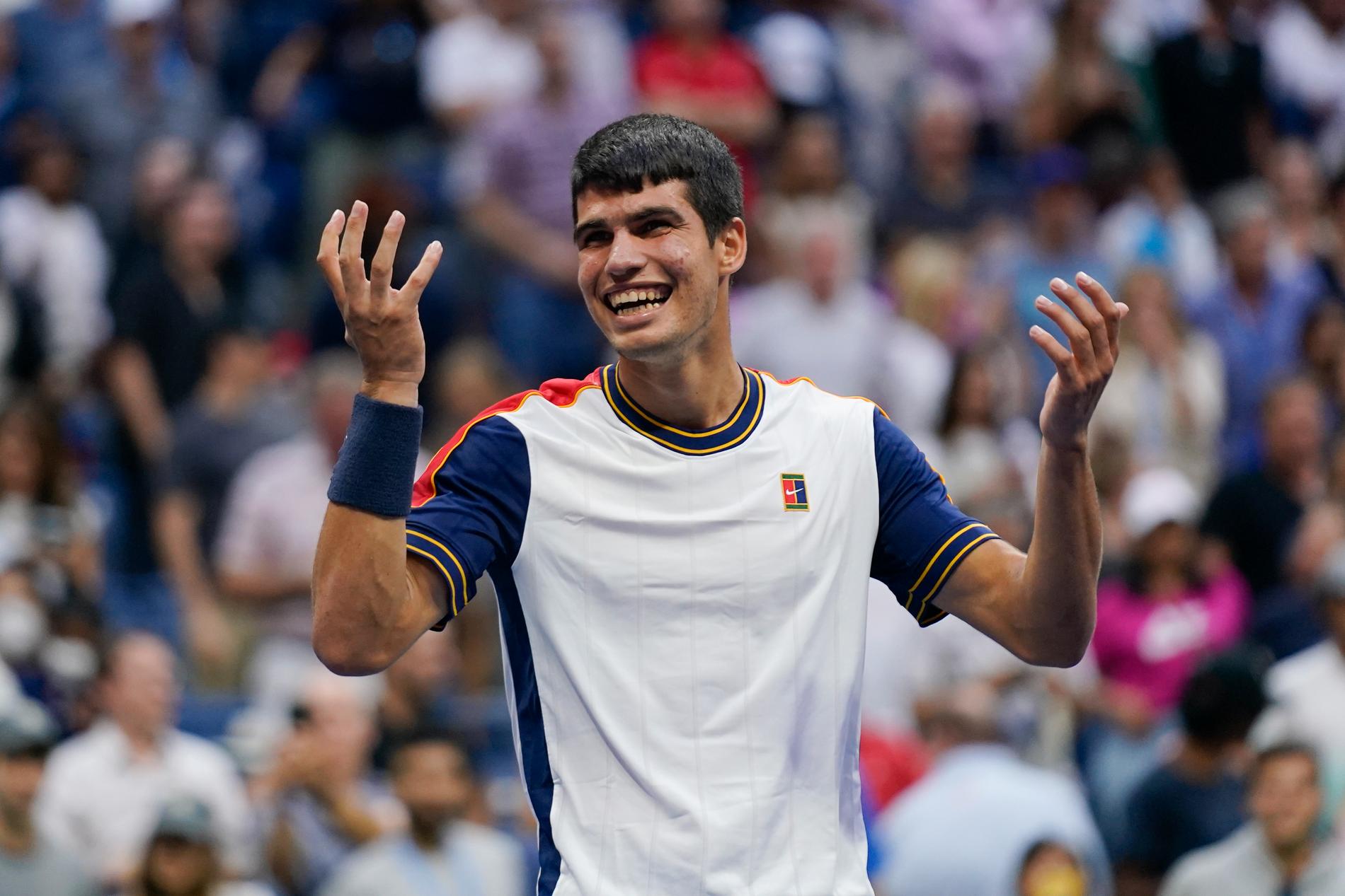 18-åringe spanjoren Carlos Alcaraz slog ut Stefanos Tsitsipas, Grekland, ur US Open.