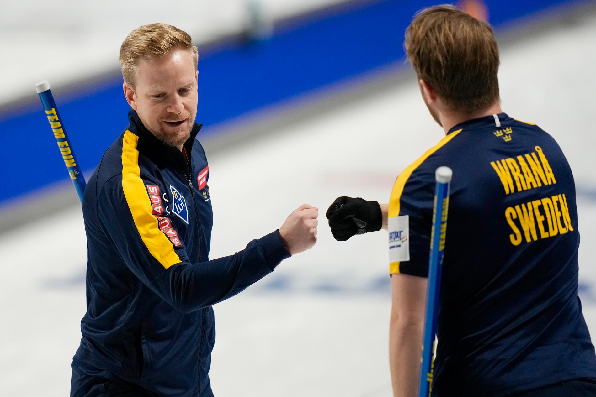 Niklas Edin och Rasmus Wranå under curling-VM.