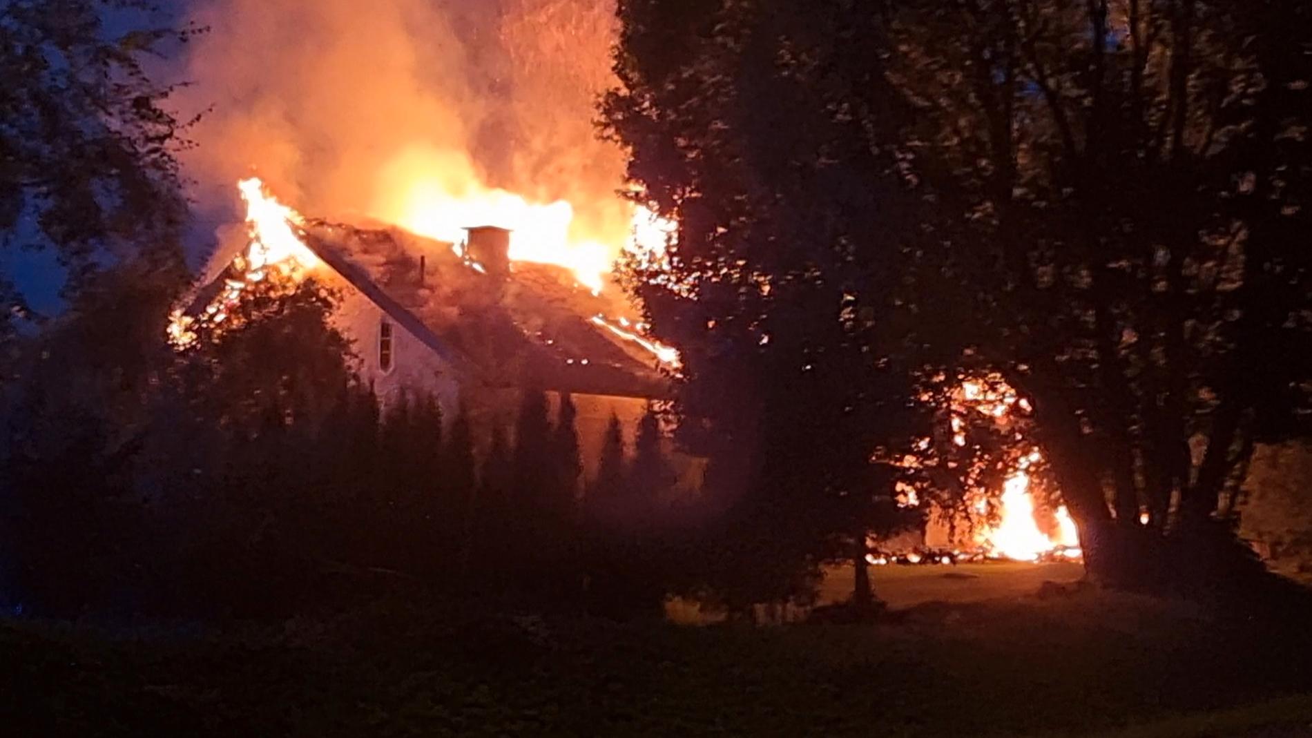 Det fina 1800-talshuset i Vikmanshyttan där Emma Bergqvist bodde med sin familj och där även räddaren Elliot bodde blev totalförstört i branden.