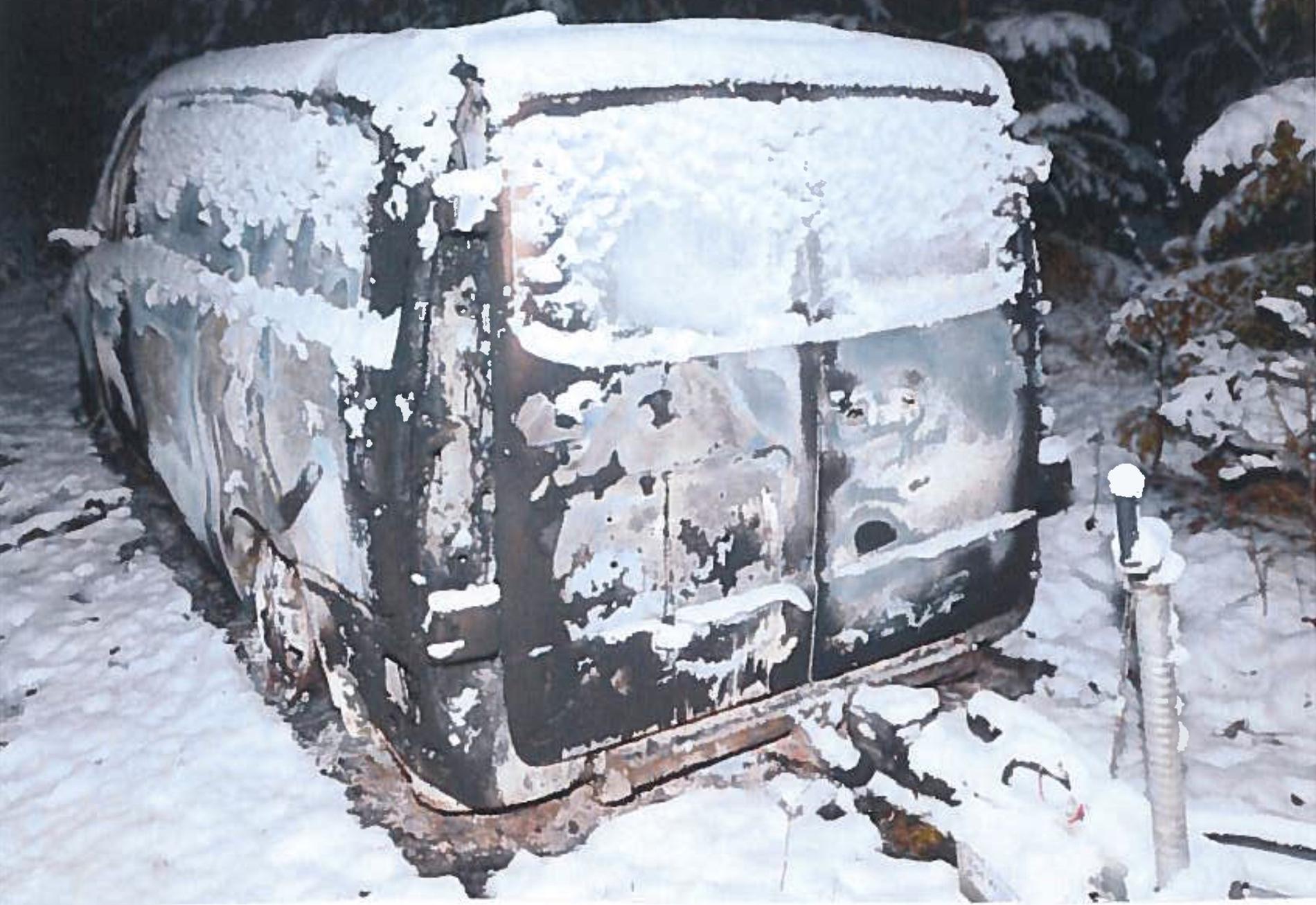Firmabilen som hittades utbränd i naturreservatet Hedlandet utanför Eskilstuna.  