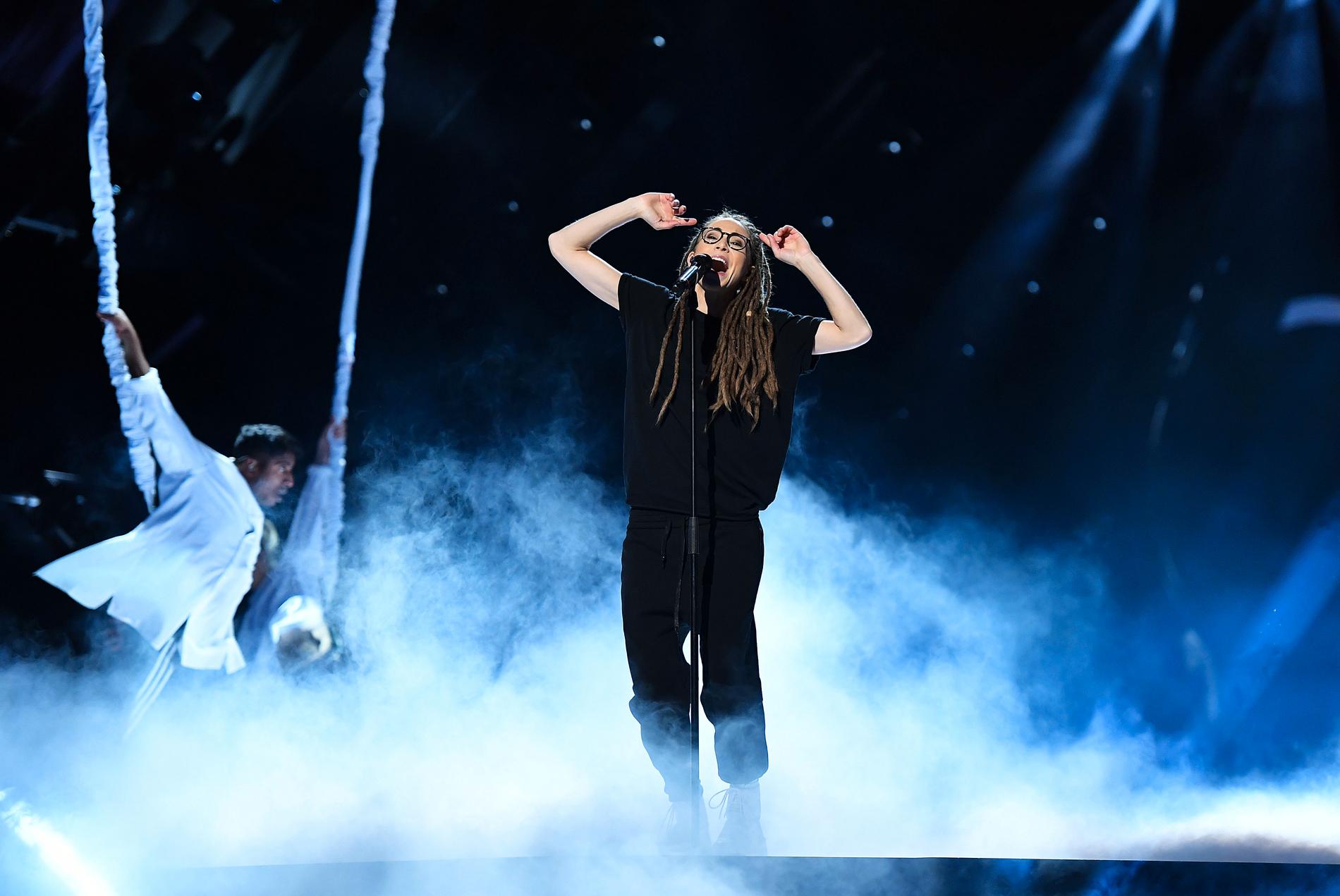 Mariette på scen i Melodifestivalen 2017.