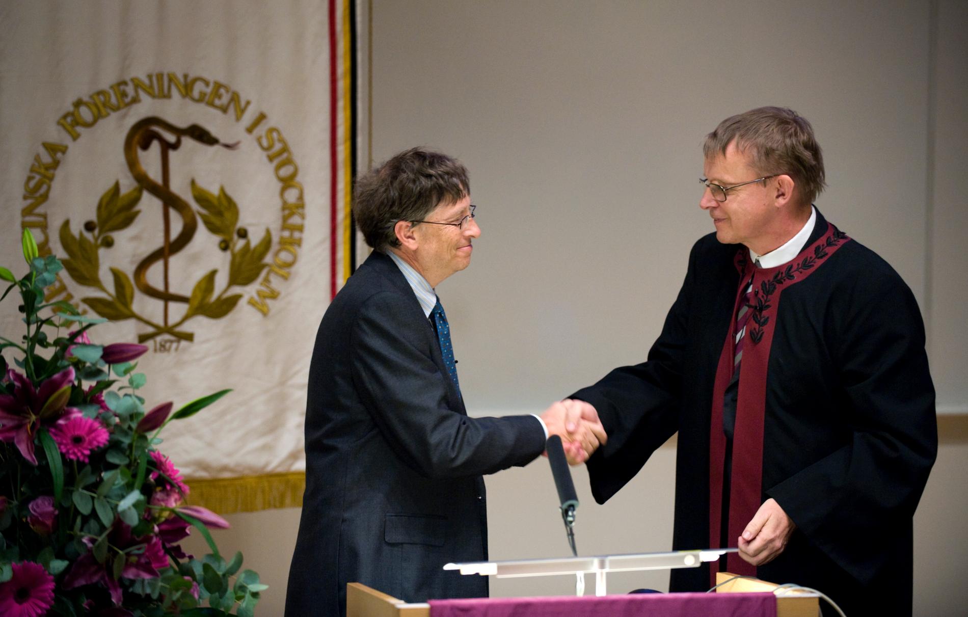 Makarna Bill och Melinda Gates får utmärkelsen som medicine hedersdoktorer vid Karolinska Institutet 2008. Hans Rosling med Bill Gates.