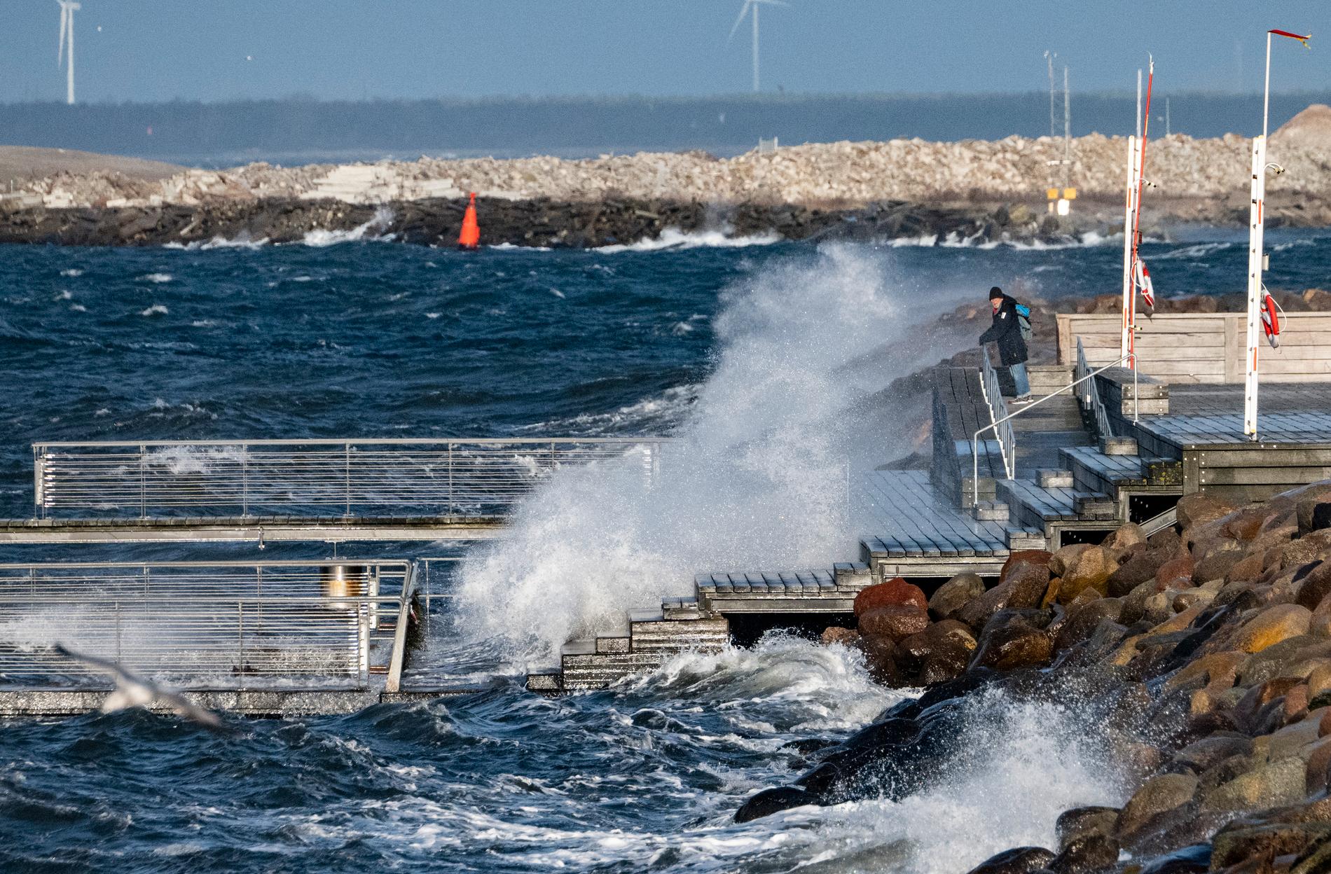 En saltstänkt stormspanare på Scaniabadet i Malmö när höga vattennivåer i Öresund och stormbyar skapade höga vågor på torsdagen.