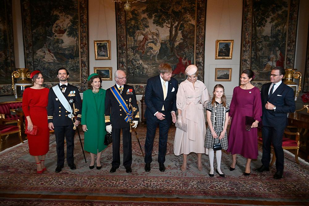 Prinsessan Sofia och prins Carl Philip var med vid den officiella fotograferingen på Kungliga slottet. Och det var även prinsessan Estelle. I mitten står holländska kungaparet. Kung Willem-Alexander är gudfar till prinsessan Estelle. 