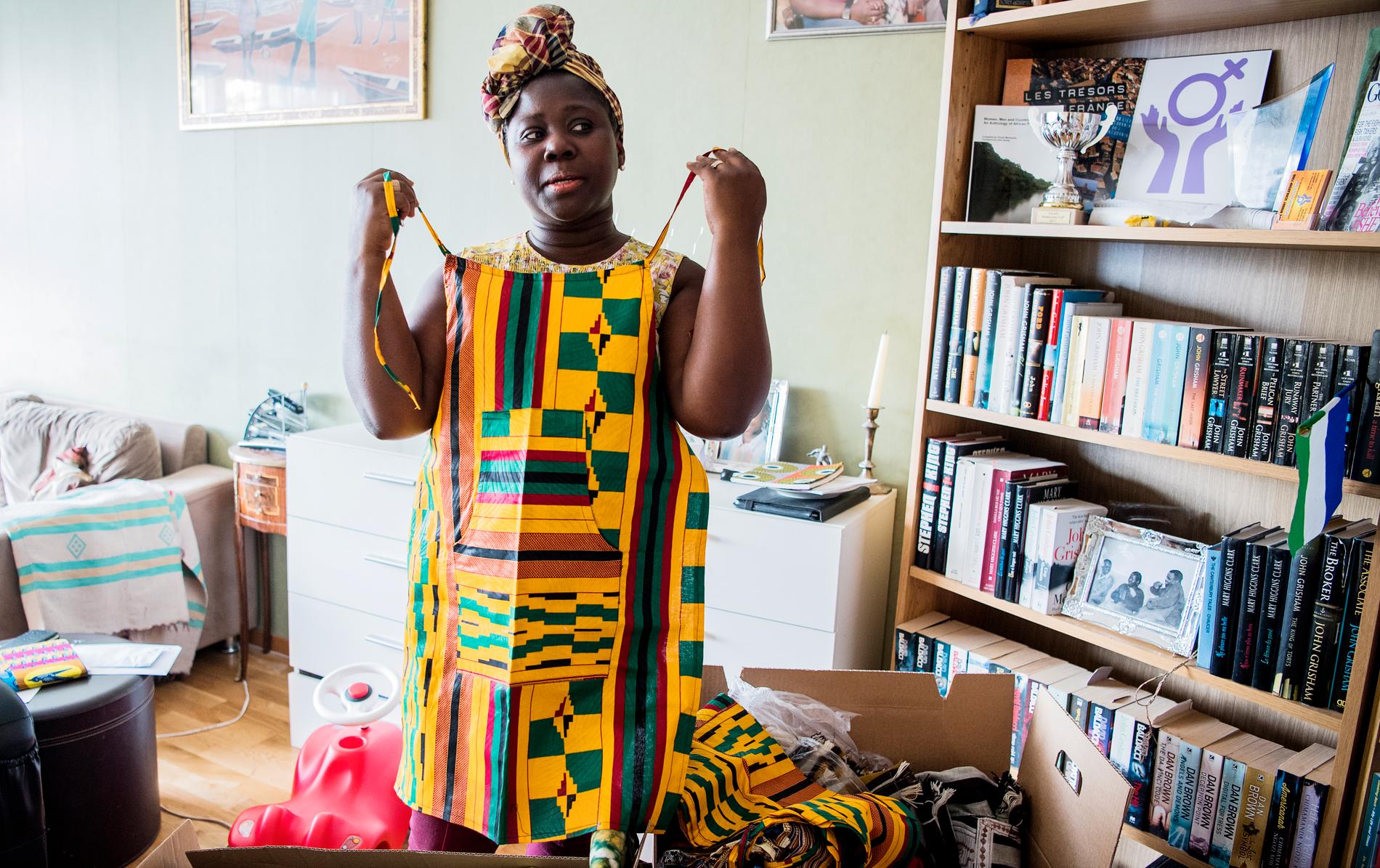 Flickorna i Sierra Leone syr bland annat förkläden som Peagie säljer för att få in pengar.
