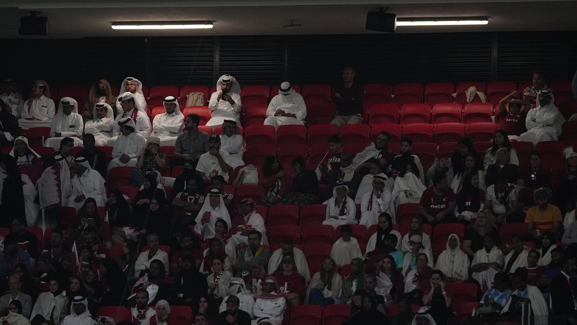 Stora delar av Qatars fans lämnade VM-premiären i halvtid.  