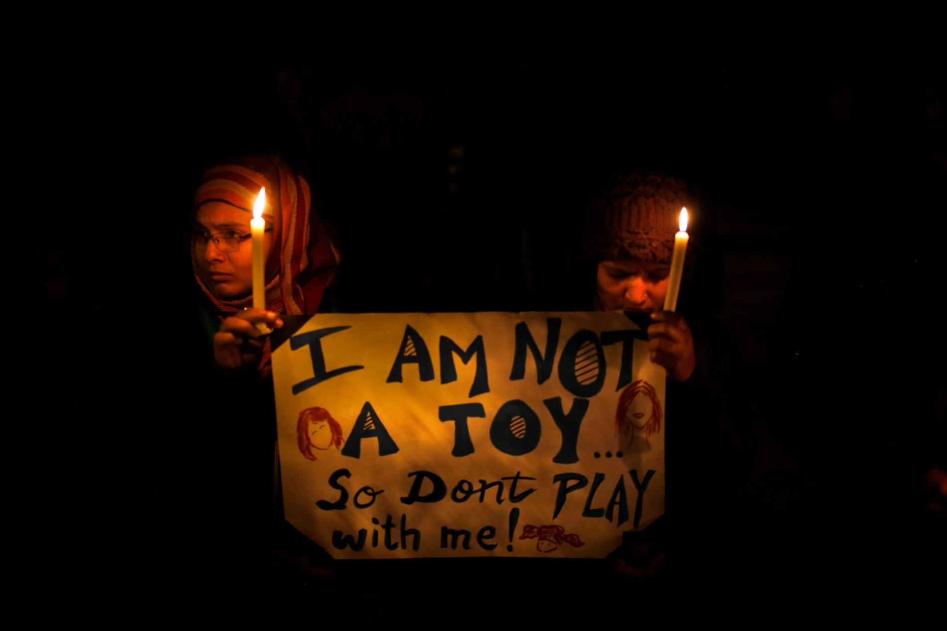 Indiska kvinnor i Delhi deltar i en manifestation i december förra året för att uppmärksamma en kvinna som dött av skadorna hon fått vid en gängvåldtakt.