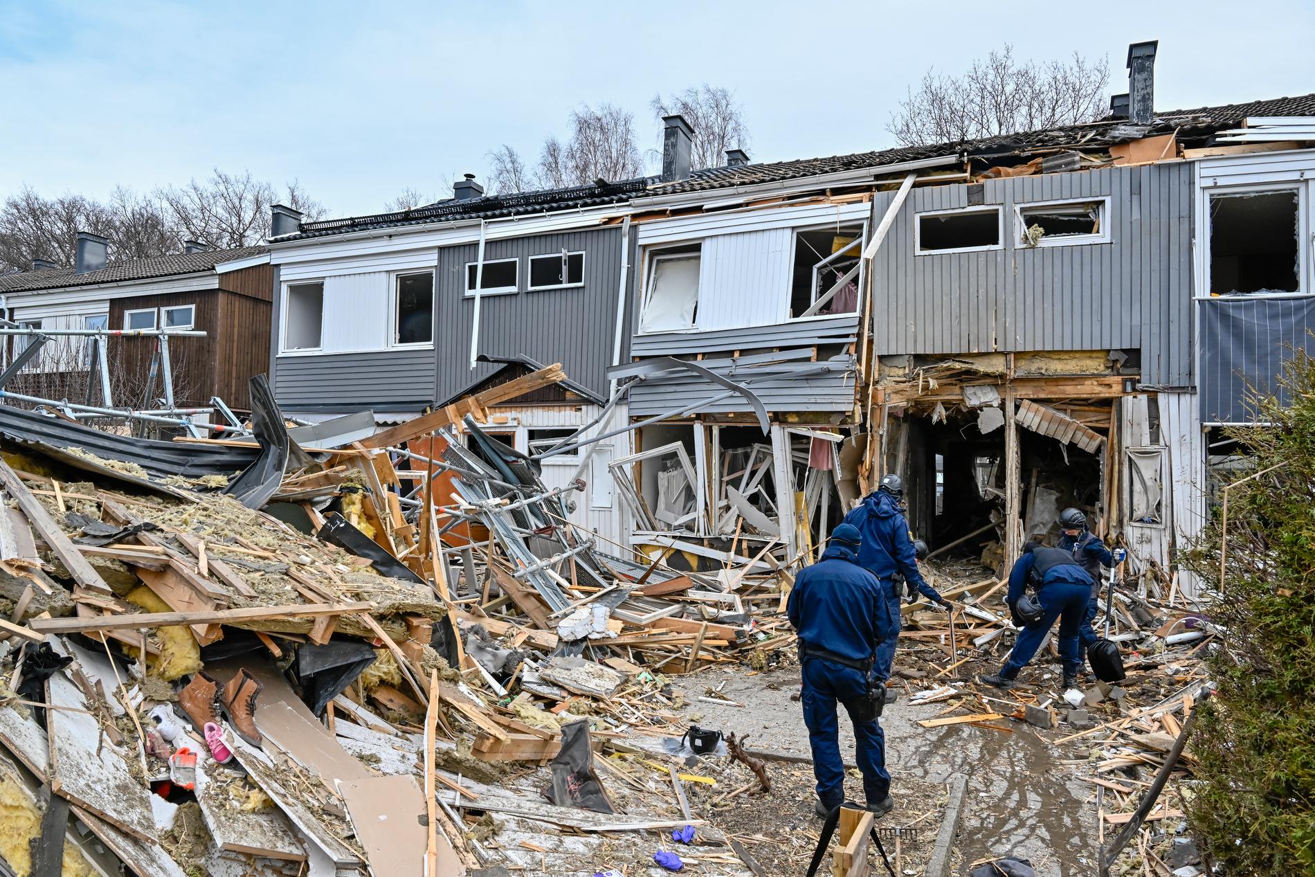Polisens tekniker jobbar utanför ett radhus i Hässelby i nordvästra Stockholm där en bomb med 15 kilo dynamit detonerade i mitten på mars 2023. Arkivbild.