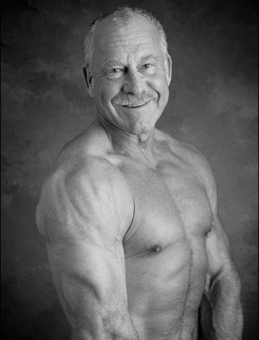 Laddar för SM  Larry Åström, 61, är i bättre form nu än när han var 25 år. ”Jag är på gymmet varje morgon klockan fem”, säger han.