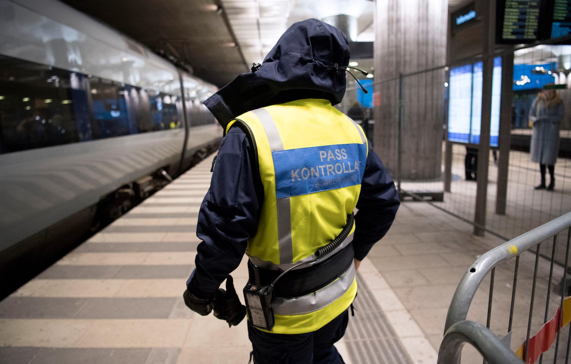 En passkontrollant på väg ombord för att kontrollera ett Öresundståg på station Hyllie utanför Malmö i januari 2018.