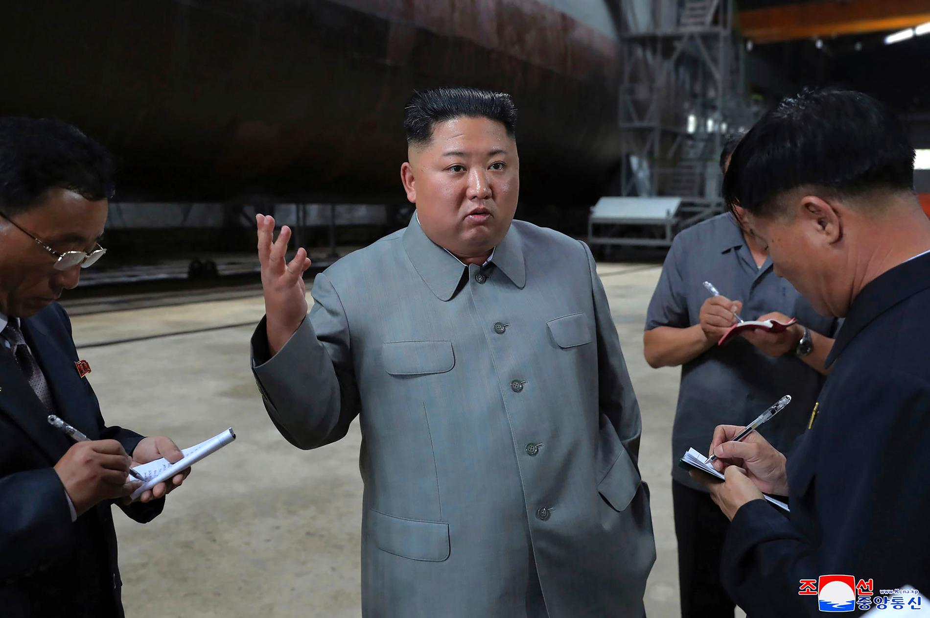 Nordkoreas diktator Kim Jong-Un syns inspektera bygget av en ny ubåt. Den odaterade bilden släpptes av regimen den 23 juli i år.