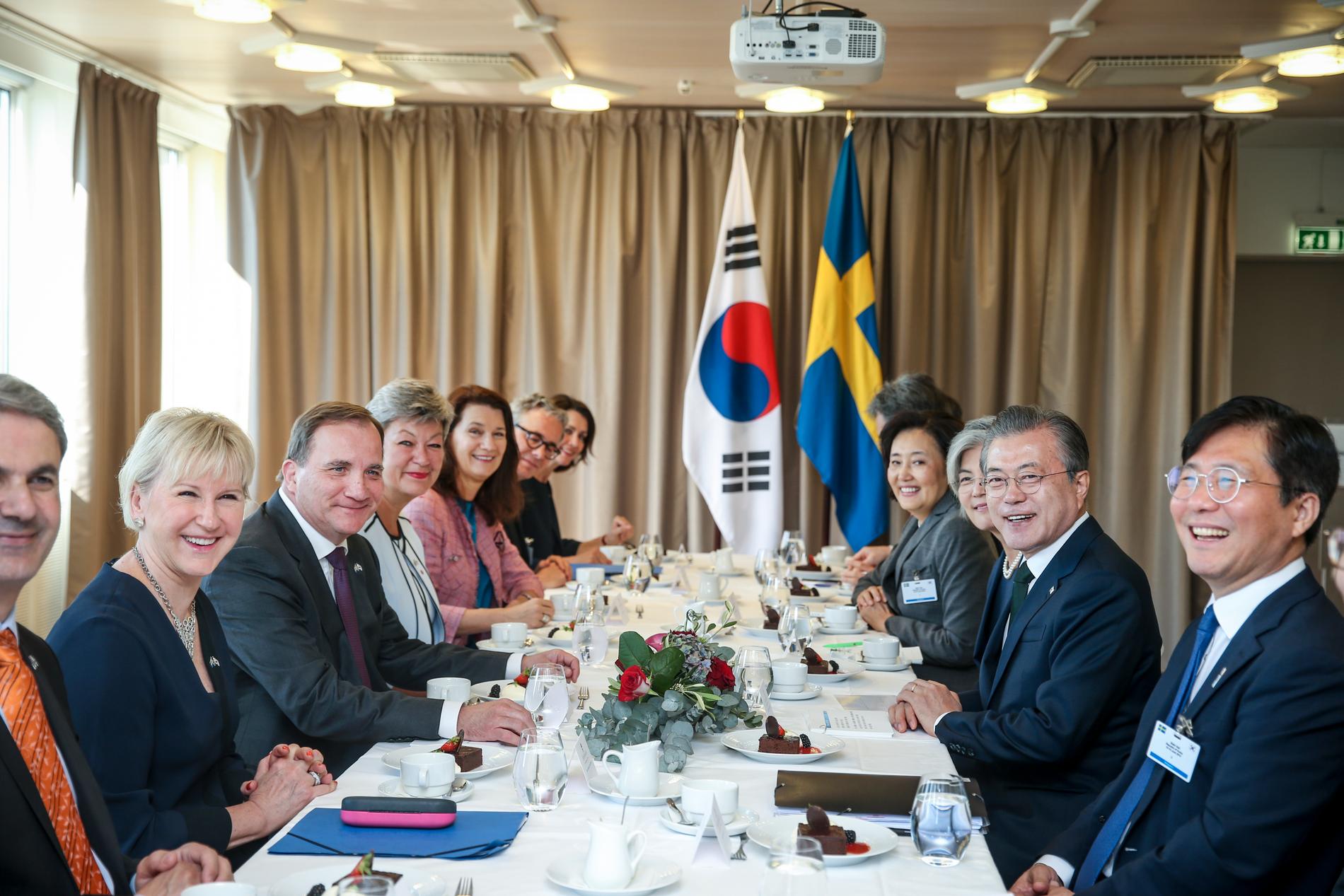 Sydkoreas president Moon Jae-in och hans delegation har mött statsminister Stefan Löfven och delar av den svenska regeringen på Grand hotel i Saltsjöbaden. Sydkoreas president är på ett två dagar långt statsbesök i Sverige.
