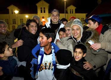 KUNGEN AV ROSENGÅRD Zlatan Ibrahimovic hyllades av de unga fansen när han kom hem till Rosenngård i går kväll.