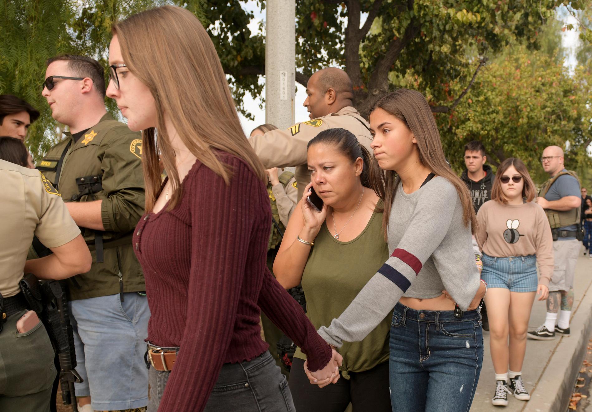 Studenter evakueras från sitt campus efter larmet om skjutningen.