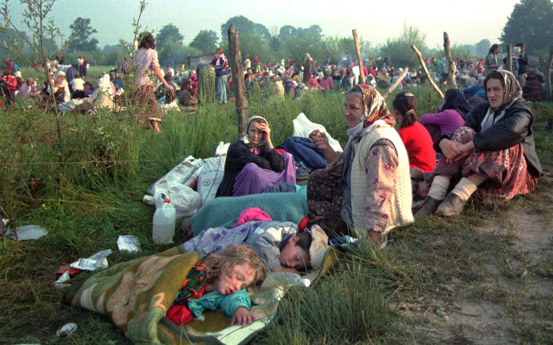 Bosnien riskerar att åter hamna i väpnad konflikt, varnar forskare som TT har pratat med. På den här bilden från 1995 syns flyktingar som samlats på en flygbas i den bosniska staden Tuzla på sin flykt från Srebrenica.