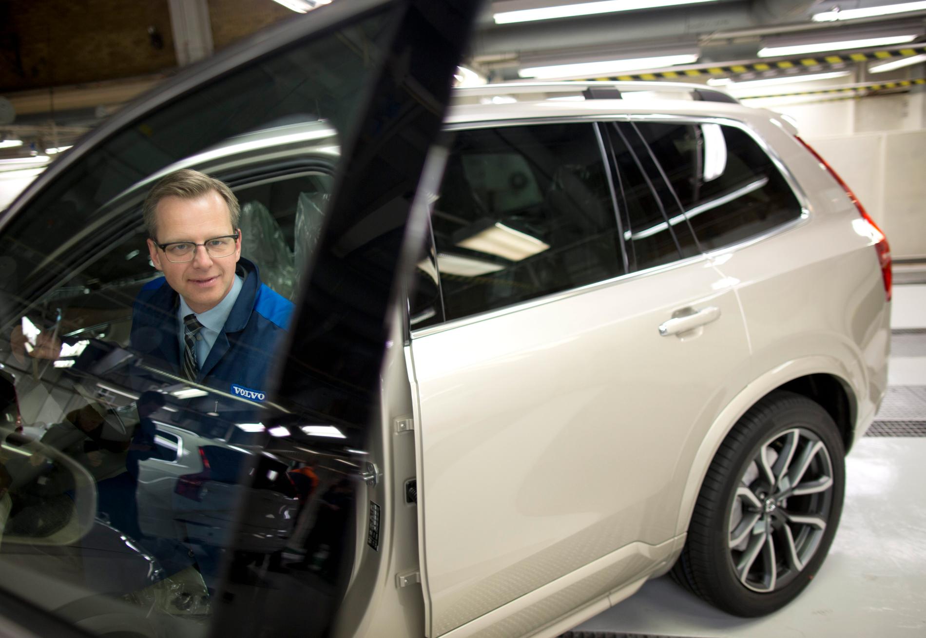 Dåvarande näringsministern Mikael Damberg (S) vid ratten när Volvo Cars startade ett tredje produktionsskift i Torslandafabriken 2015.