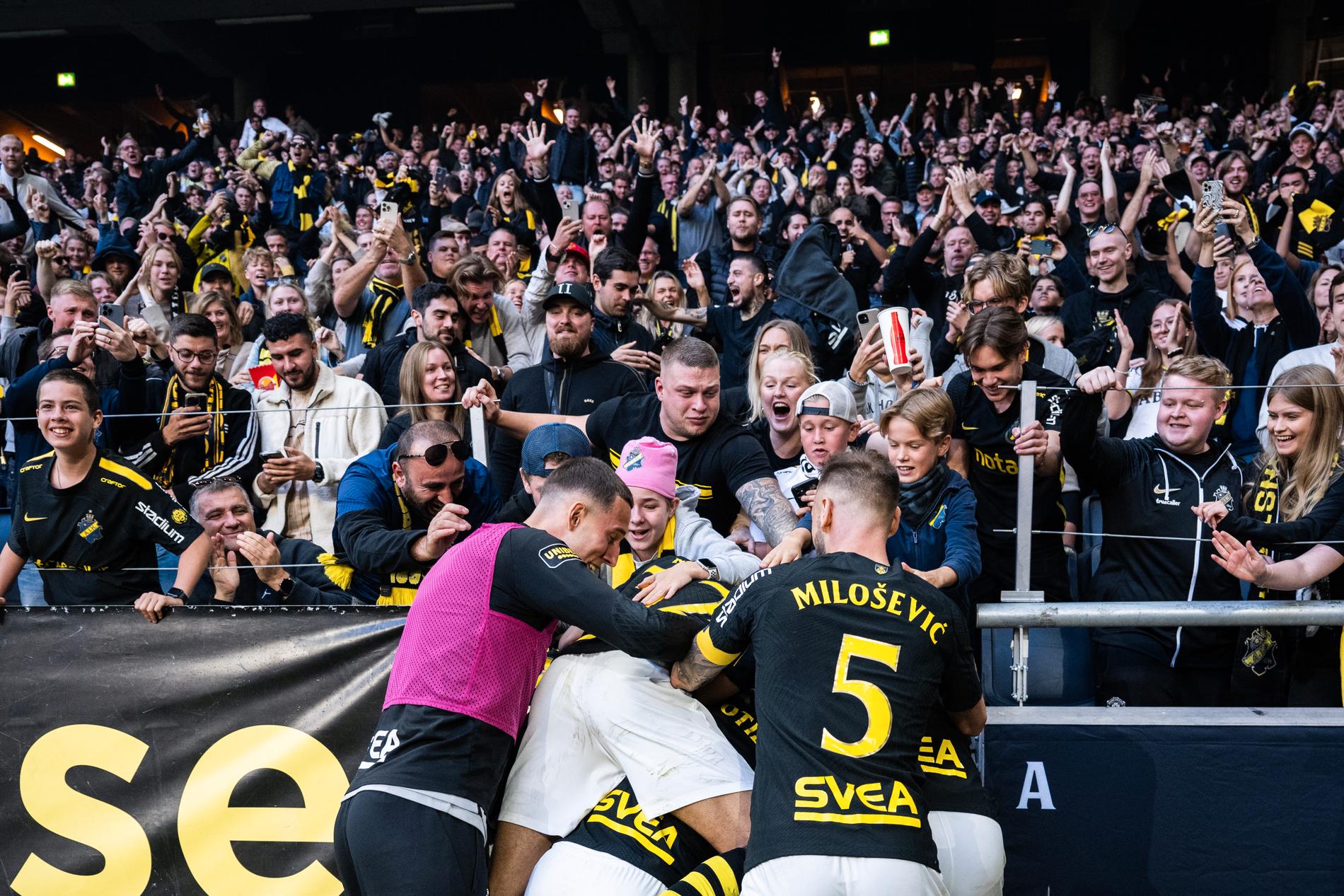 AIK firar ett mål i derbyt 2023.
