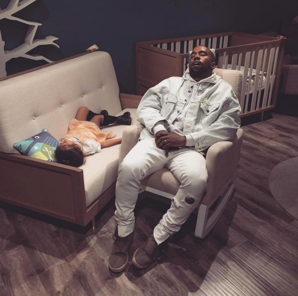Sovande Kanye på ett möbelvaruhus fick Internet att explodera för några veckor sedan.