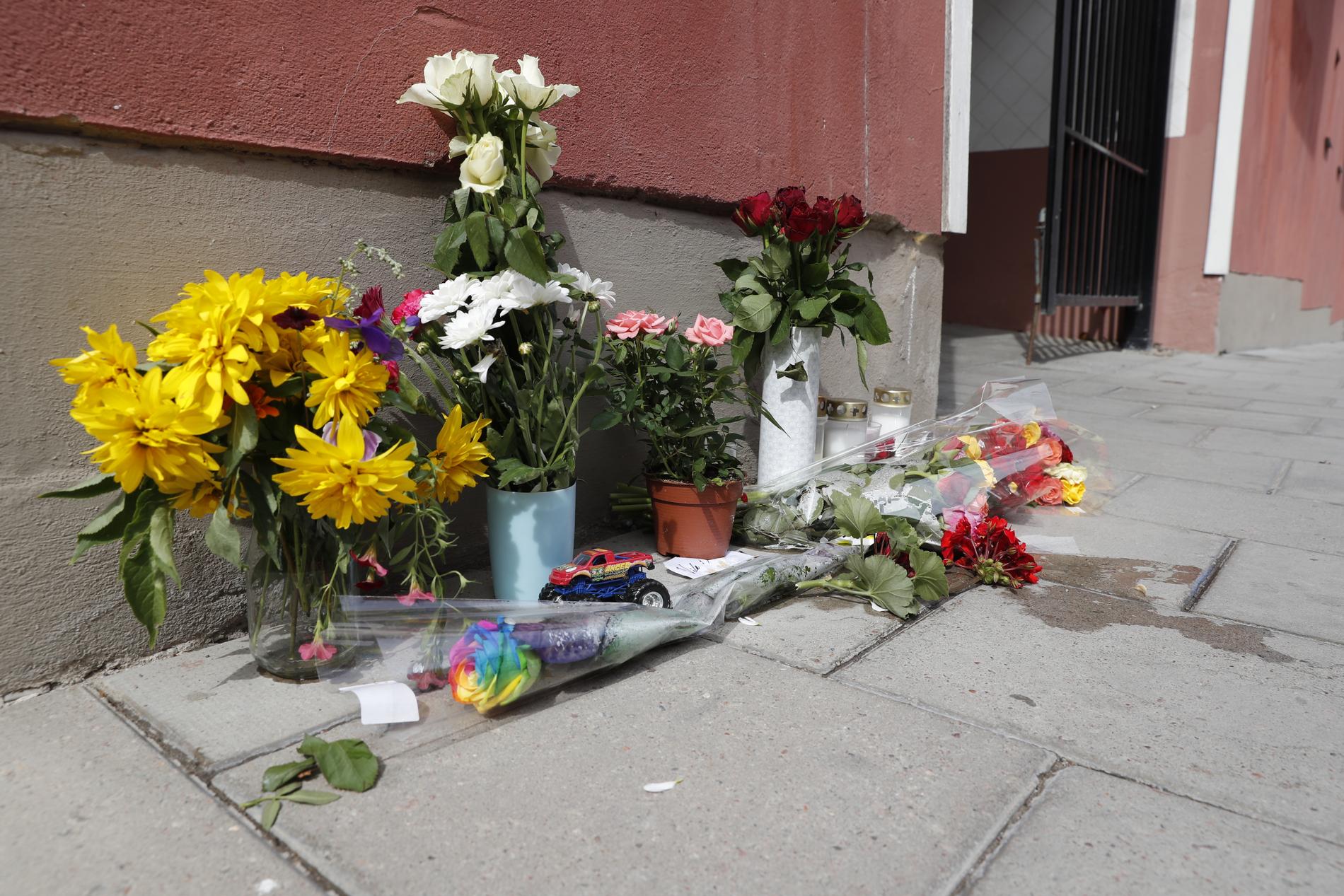Blommor och ljus på platsen för dödsskjutningen.