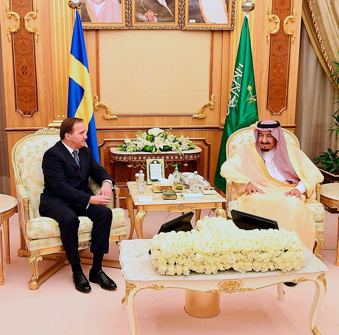 Statsminister Stefan Löfvens tystnad handlar inte om diplomatiska överväganden. Den handlar om att han helt enkelt inte har fattat vad det är för typ av land han besöker. Här i samspråk med kung Salman bin Abdul Aziz i Riyadh.