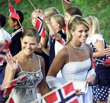 FLOTTASTE PIKERNE PÅ FESTEN Kronprins Haakon och Mette-Marit får ursäkta, men när Victoria och Madeleine dök upp blev de festens självklara medelpunkt.