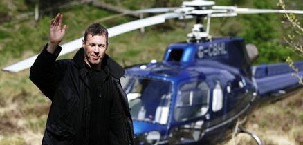 Colin McRae bredvid sin helikopter. Rallymästaren blev 39 år.