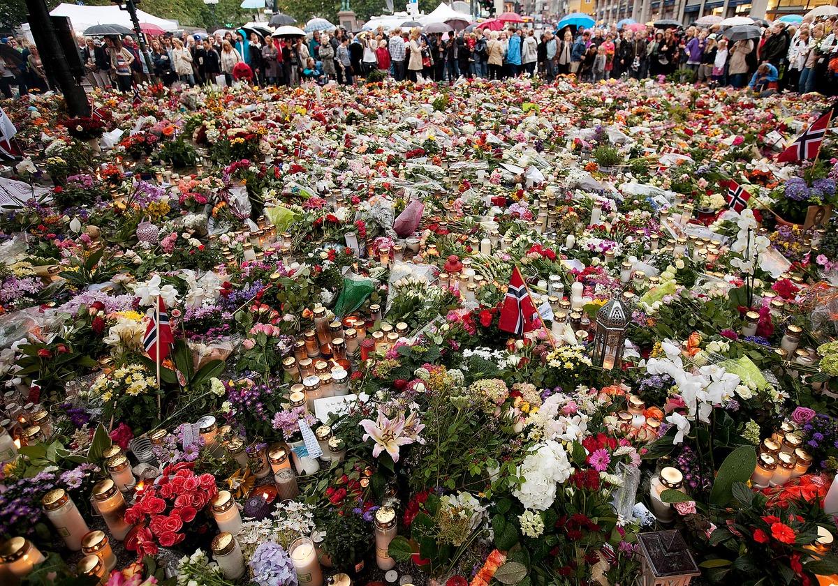 Familj, släkt, vänner och alla som har passerat domkyrkan har lämnat blommor och tänt ljus för ungdomarna som miste livet i terrorattacken.