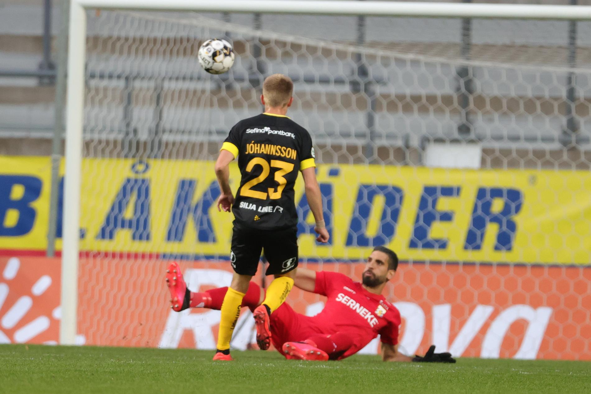 Aron Johannsson sätter 1–0 på Anestis efter hans blunder.
