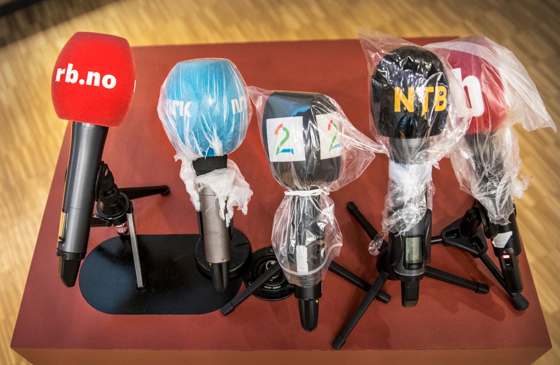 Norska journalister täcker sina mikrofoner med plast för att undvika Corona-smitta.