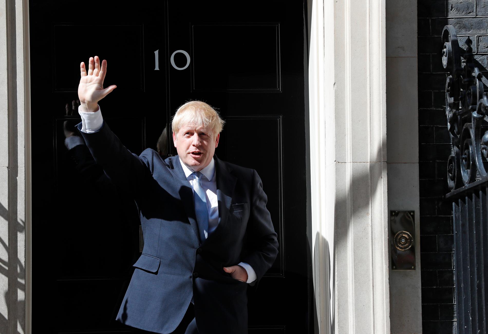 Boris Johnson gör sitt första framträdande som premiärminister utanför 10 Downing Street.
