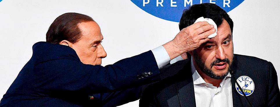 Silvio Berlusconi torkar svetten ur La Lega-ledaren Matteo Salvinis panna i valrörelsens slutskede.