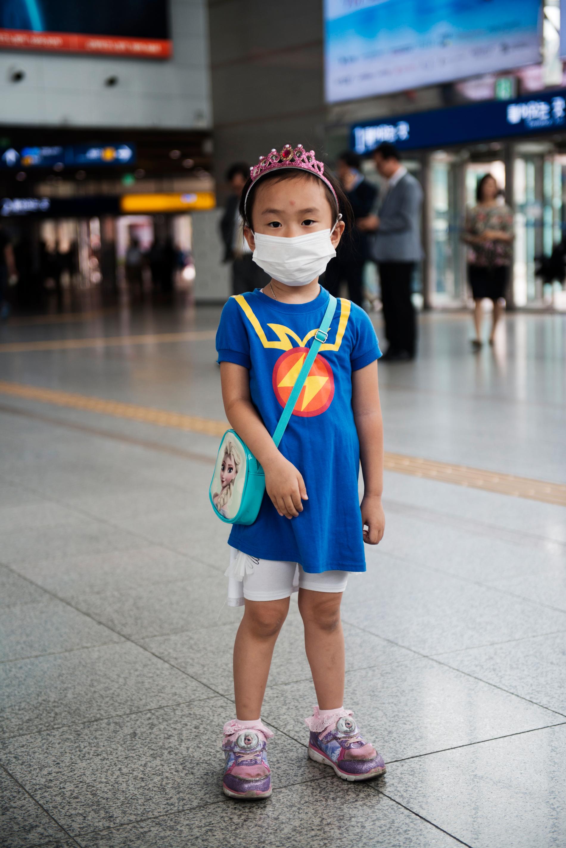 Kim-Bin Ji är ett av de många koreanska barn som bär mask. Dessutom har över 2 400 skolor stängts i förebyggande syfte – en åtgärd som WHO menar inte har någon effekt.