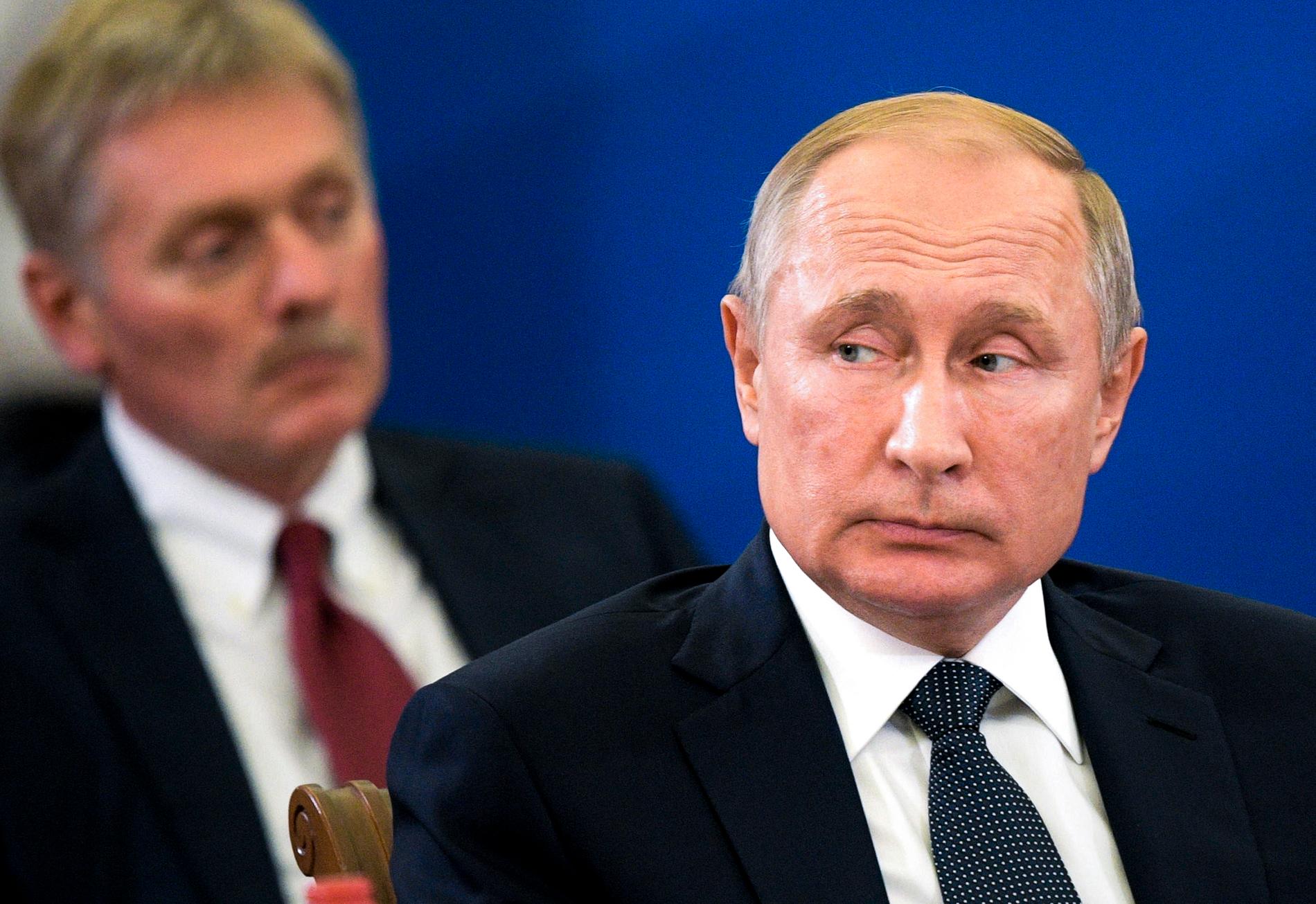 Kremls talesperson Dmitry Peskov (vänster) sa att Ryssland kan nå sina mål i Ukraina på egen hand.