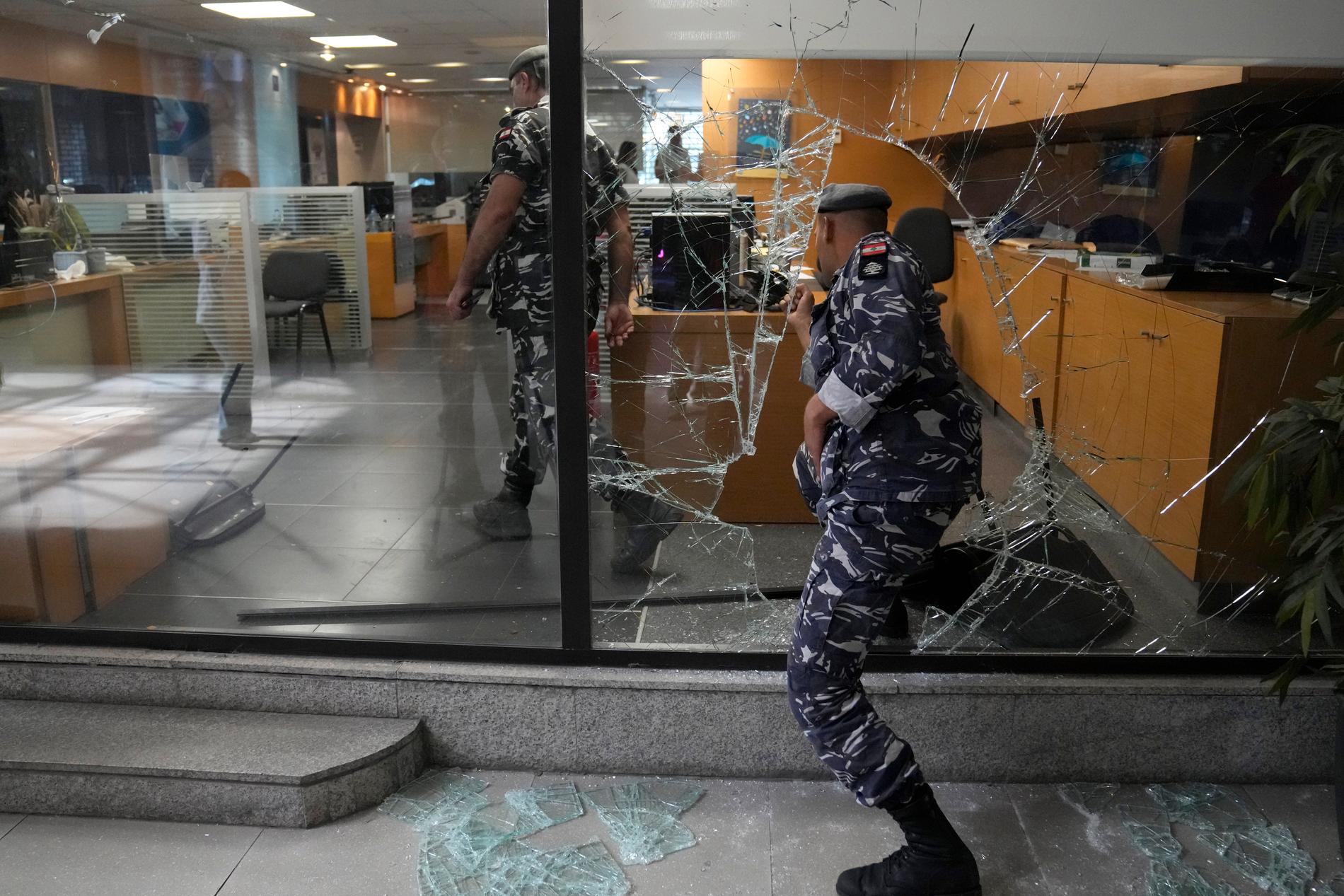 Poliser går in i banken som kvinnan och aktivisterna rånade i Beirut.