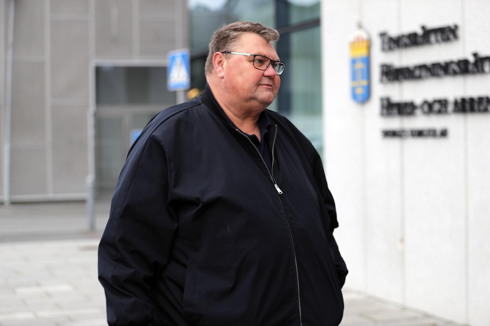Sverigedemokraternas EU-parlamentariker Peter Lundgren anländer till rättegången vid Jönköpings tingsrätt, där han åtalats för sexuellt ofredande